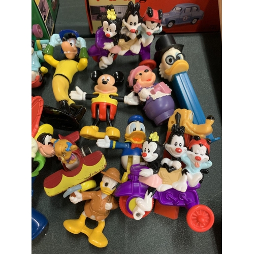 460 - AN ASSORTMENT OF DISNEY CARTOON FIGURES TO INCLUDE PLUTO AND DAFFY DUCK