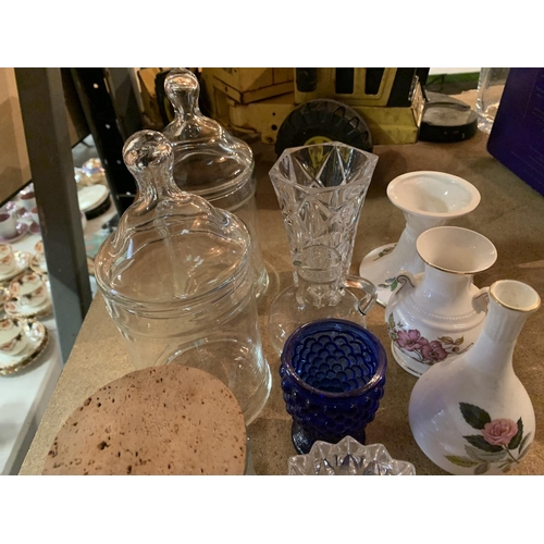 812 - AN ECLECTIC ASSORTMENT OF GLASSWARE AND CERAMICS TO INCLUDE A SMALL WEDGWOOD VASE