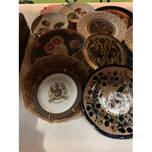 823 - AN ASSORTMENT OF DECORATIVE CERAMIC PLATES TO INCLUDE ROYAL DOULTON 'SILENT RULER' AND COALPORT 'CHR... 