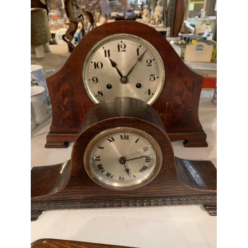 1004 - TWO VINTAGE WOODEN MANTEL CLOCKS AND A WOODEN BAROMETER WITH CLOTHES BRUSHES