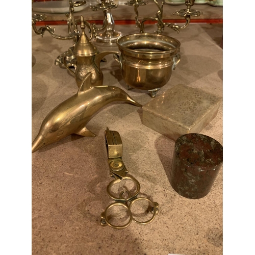 1010 - A MIXED GROUP OF BRASSWARE TO INCLUDE A SOLID BRASS DOLPHIN ETC