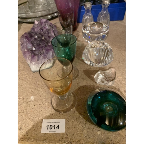 1014 - AN ASSORTMENT OF GLASSWARE TO INCLUDE STUART AND PHOENICIAN GLASS PAPERWEIGHTS, A BOXED PAIR OF DOVE... 