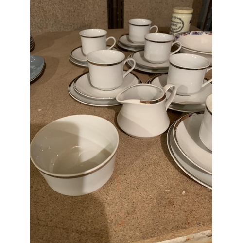 1016 - A SELECTION OF CHINA TO INCLUDE FIVE MINTON SIDE PLATES