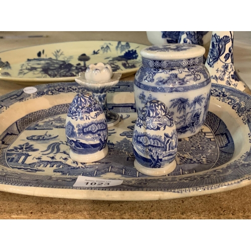 1023 - A SELECTION OF BLUE AND WHITE ORIENTAL STYLE CERAMICS