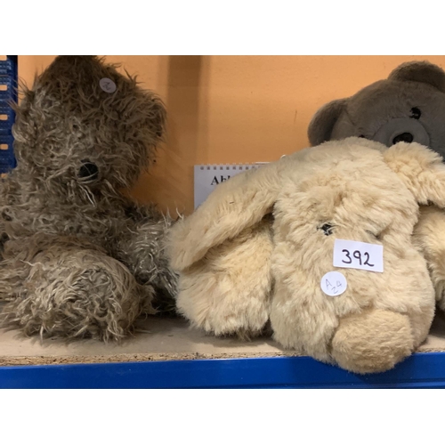 392A - AN ASSORTED COLLECTION OF TEDDY BEARS TO INCLUDE A POLAR BEAR AND ORANGUTAN ETC