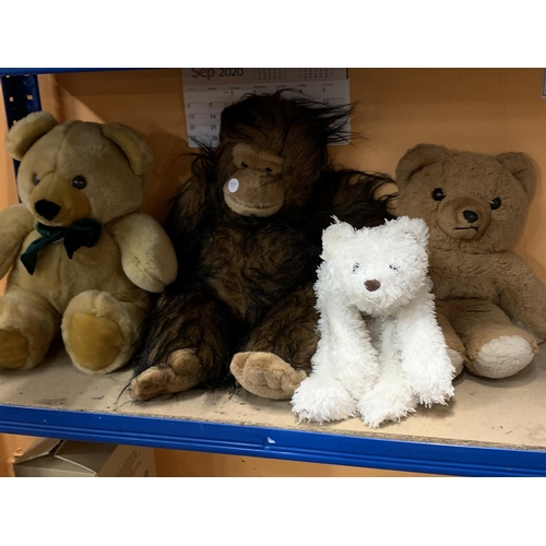 392A - AN ASSORTED COLLECTION OF TEDDY BEARS TO INCLUDE A POLAR BEAR AND ORANGUTAN ETC