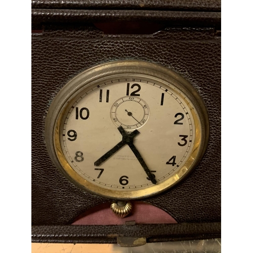 673 - A LEATHER CASED VINTAGE TRAVEL CLOCK AND FURTHER POCKET WATCHES AND MOVEMENTS