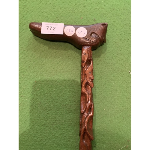 772 - A CARVED WOODEN WALKING STICK FEATURING A CAT HANDLE