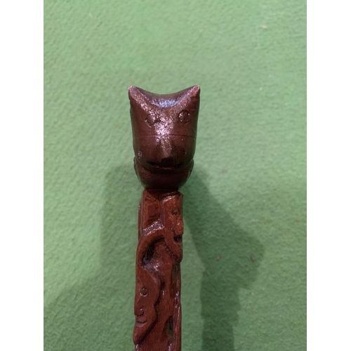 772 - A CARVED WOODEN WALKING STICK FEATURING A CAT HANDLE