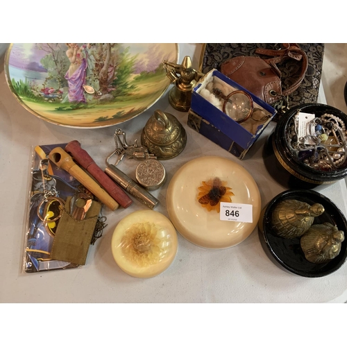 846 - AN ECLECTIC SELECTION OF VINTAGE ITEMS TO INCLUDE A ROYAL DOULTON DECORATIVE PLATE, PAPERWEIGHTS AND... 