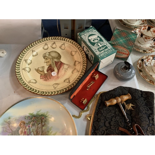 846 - AN ECLECTIC SELECTION OF VINTAGE ITEMS TO INCLUDE A ROYAL DOULTON DECORATIVE PLATE, PAPERWEIGHTS AND... 