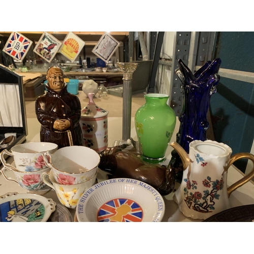 869 - A GROUP OF CERAMICS TO INCLUDE AN ORIENTAL STYLE PLAQUE, MONK DECANTER, ASSORTED TEACUPS, TWO GLASS ... 