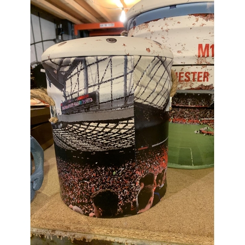 924 - A SET OF THREE VARIOUS SIZED LAUNDRY BASKETS/STORAGE CONTAINERS DEPICTING OLD TRAFFORD