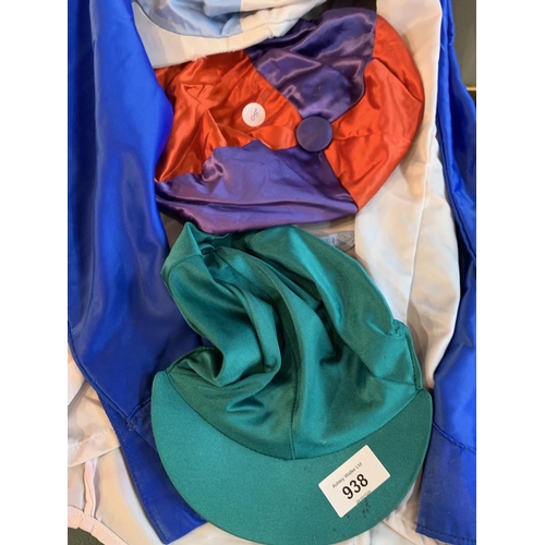 938 - A PAIR OF VINTAGE JOCKEY SILKS AND THREE COLOURED JOCKEY CAPS