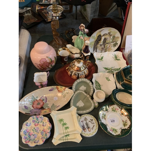 939 - AN ECLECTIC SELECTION OF CERAMICS AND GLASS WARE TO INCLUDE A SPODE PLATE AND A CARLON WARE VASE