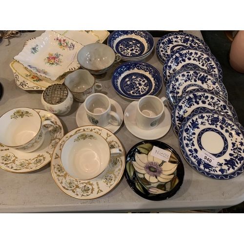 940 - A COLLECTION OF CERAMIC KITCHEN WARE TO INCLUDE BLUE AND WHITE ROYAL DOULTON PLATES AND A CUTLERY SE... 