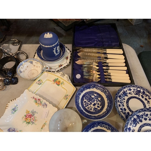 940 - A COLLECTION OF CERAMIC KITCHEN WARE TO INCLUDE BLUE AND WHITE ROYAL DOULTON PLATES AND A CUTLERY SE... 