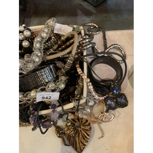 942 - AN ASSORTMENT OF VERIOUS ITEMS OF COSTUME JEWELLERY