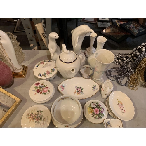 943 - AN ASSORTMENT OF CERAMIC WARE TO INCLUDE A WEDGWOOD TRINKET BOX AND ROYAL ALBERT PLATES