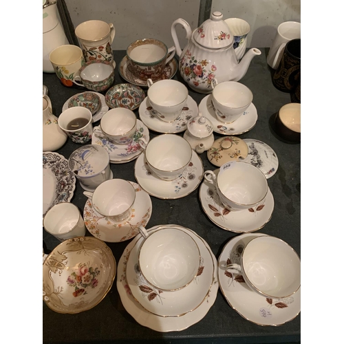 955 - AN ASSORTMENT OF CERAMIC TEA SERVICE WARE TO INCLUDE CUPS AND SAUCERS AND VARIOUS JUGS