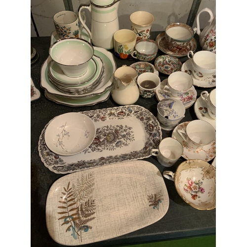 955 - AN ASSORTMENT OF CERAMIC TEA SERVICE WARE TO INCLUDE CUPS AND SAUCERS AND VARIOUS JUGS