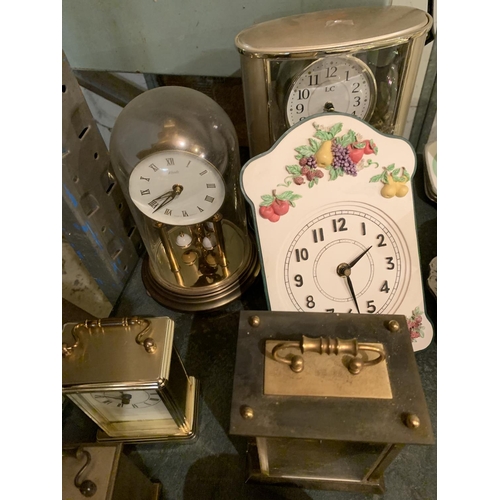 956 - AN ASSORTMENT OF VARIOUS SIZED CLOCKS TO INCLUDE AN ANSTEY WILSON MANTEL CLOCK