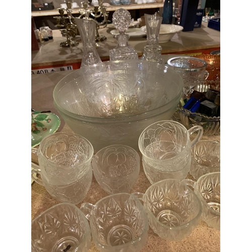 959 - A LARGE ASSORTMENT OF VARIOUS GLASS WARE TO INCLUDE A GREEN BOWL AND TWO PUNCH BOWLS