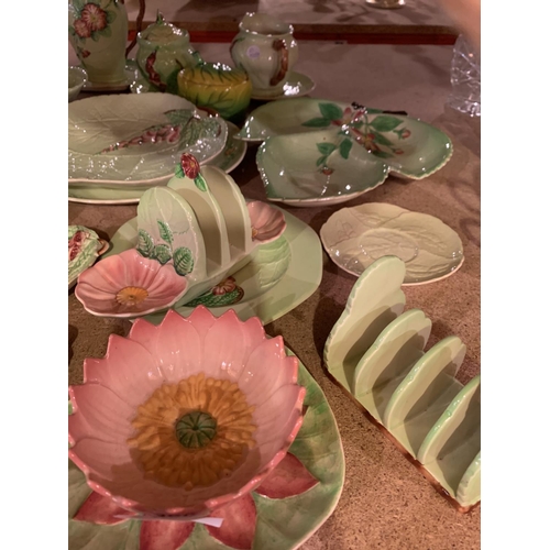 960 - A LARGE COLLECTION OF GREEN AND PINK 'CARLTON WARE' TABLE SERVICE WARE