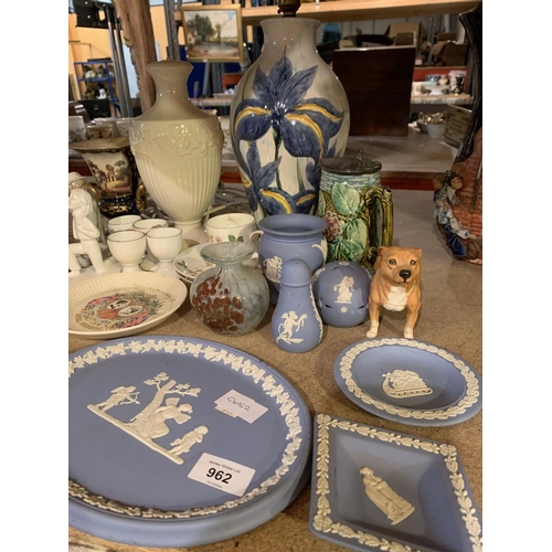 962 - AN ASSORTMENT OF CERAMIC WARE TO INCLUDE BLUE AND WHITE WEDGWOOD ITEMS AND TABLE LAMPS