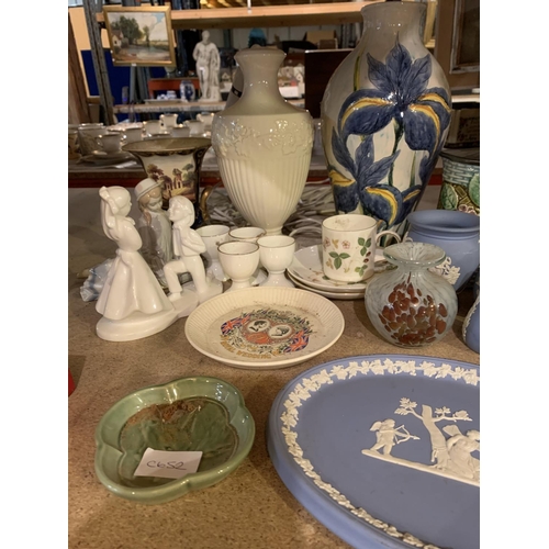 962 - AN ASSORTMENT OF CERAMIC WARE TO INCLUDE BLUE AND WHITE WEDGWOOD ITEMS AND TABLE LAMPS