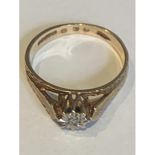 580 - A 9 CARAT GOLD DIAMOND RING