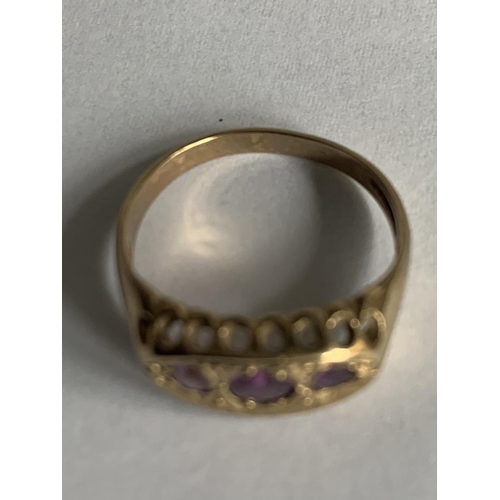 584 - AN ORNATE 9 CARAT GOLD RING WITH THREE PURPLE STONES