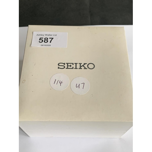 587 - A BOXED SEIKO KINETIC PERPETUAL WRIST WATCH IN WORKING ORDER