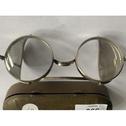 590 - A VINTAGE PAIR OF HARLEY DAVIDSON GOGGLES WITH A CASE AS SHOWN IN THE PICTURE