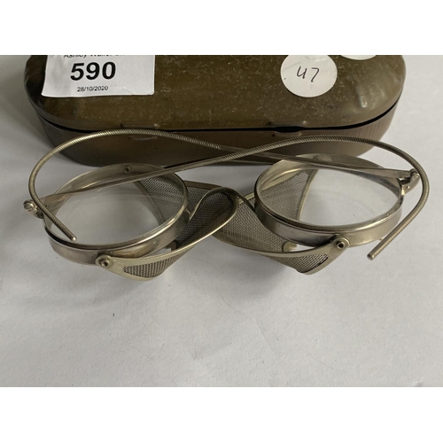 590 - A VINTAGE PAIR OF HARLEY DAVIDSON GOGGLES WITH A CASE AS SHOWN IN THE PICTURE