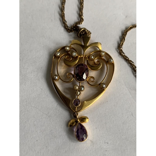 597 - A VINTAGE 9 CARAT GOLD PENDANT WITH CENTRE AMETHYST AND SURROUNDING PEARLS ON A YELLOW METAL CHAIN