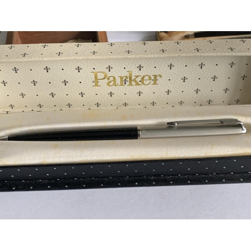 598 - A CASED SET OF PARKER PENS TO INCLUDE A FOUNTAIN PEN, BIRO AND PENCIL WITH SPARE LEADS, A BOXED PARK... 