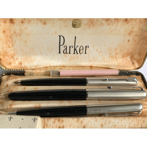 598 - A CASED SET OF PARKER PENS TO INCLUDE A FOUNTAIN PEN, BIRO AND PENCIL WITH SPARE LEADS, A BOXED PARK... 