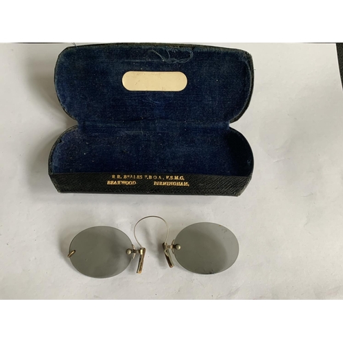 620 - A PAIR OF VINTAGE SPECTACLES AND CASE