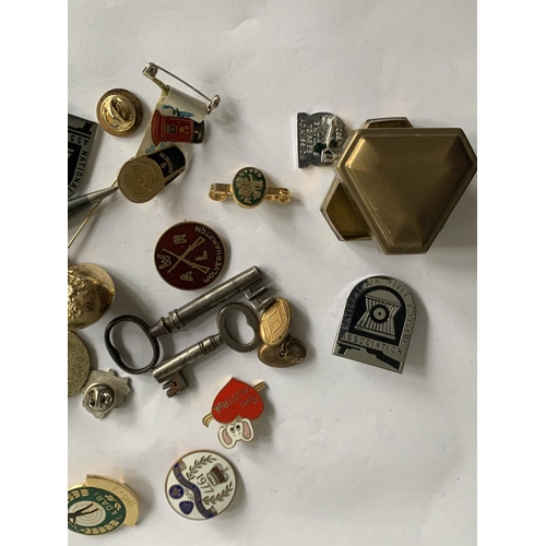 627 - VARIOUS ITEMS TO INCLUDE PIN AND STICK BADGES, BUTTONS, KEYS, THIMBLE, KEYS ETC