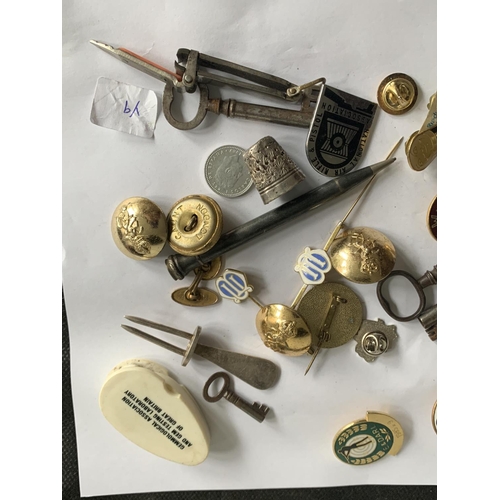 627 - VARIOUS ITEMS TO INCLUDE PIN AND STICK BADGES, BUTTONS, KEYS, THIMBLE, KEYS ETC