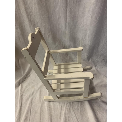 390 - A CHARLIE BEARS WHITE WOODEN BEAR'S ROCKING CHAIR