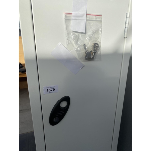 1579 - AN AS NEW WHITE DOUBLE LOCKER WITH KEYS