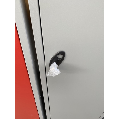 1581 - AN AS NEW GREY SINGLE LOCKER WITH KEYS