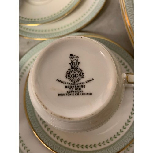 807 - A LARGE ROYAL DOULTON 'BERKSHIRE' DINNER SERVICE