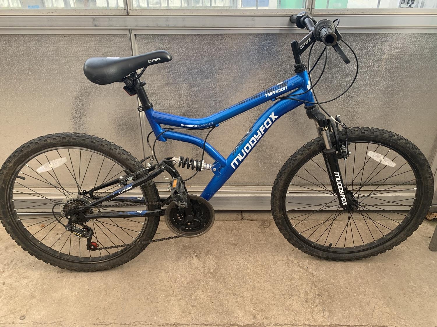 A MUDDY FOX TYPHOON MOUNTAIN BIKE WITH 18 GEARS SHIMANO