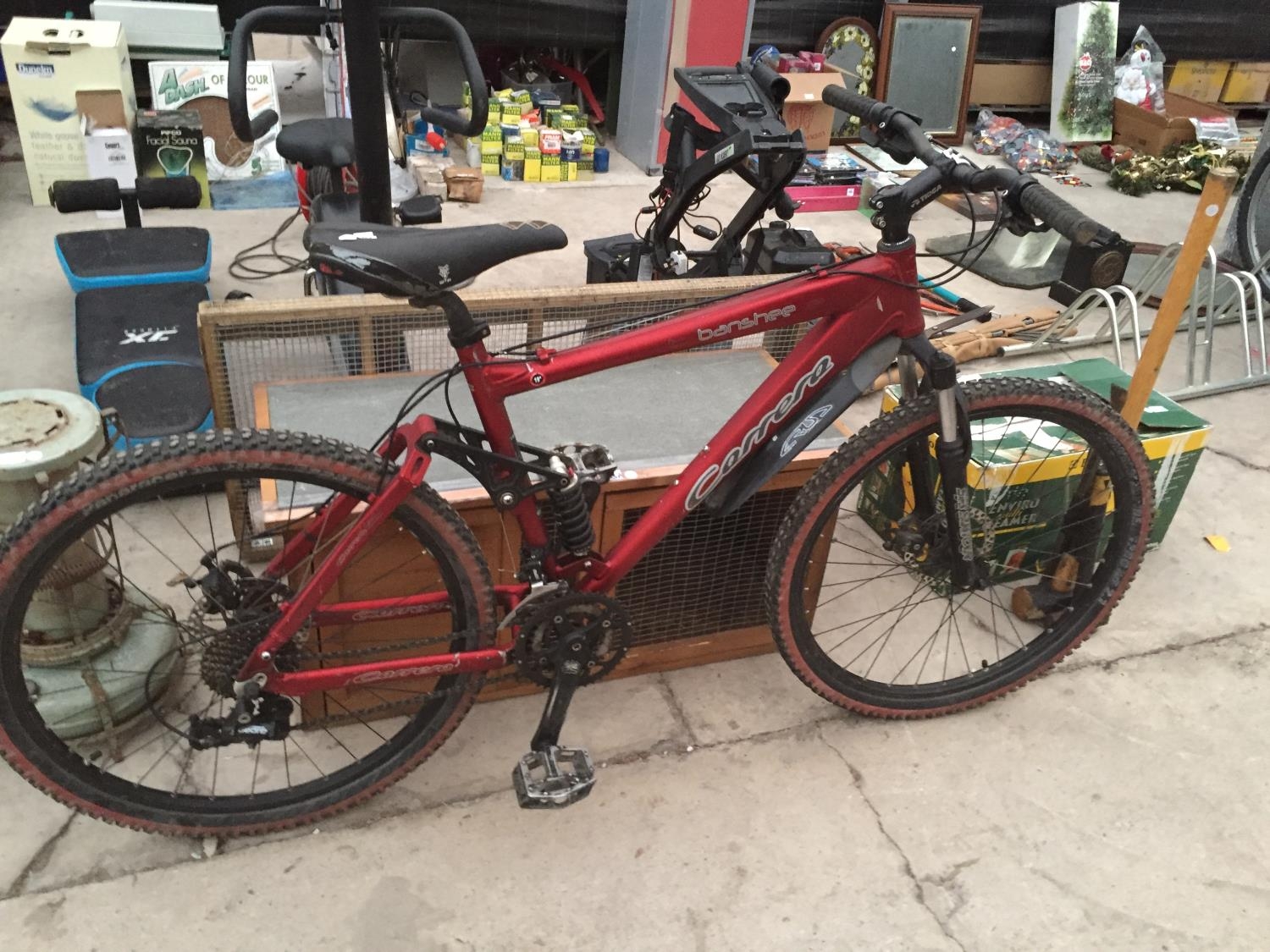 A CARRERA BANSHEE MOUNTAIN BIKE WITH SHIMANO GEAR SYSTEM