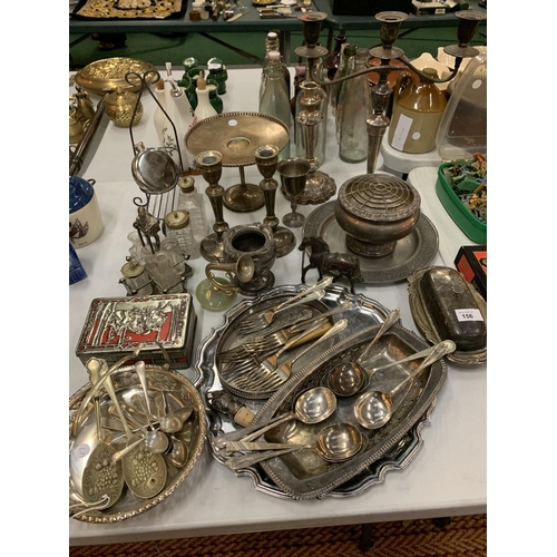 156 - AN ASSORTMENT OF VINTAGE METAL WARE TO INCLUDE A SELECTION OF SILVER PLATE FLATWARE AND VARIOUS CAND... 