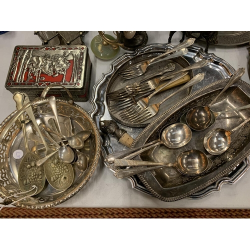 156 - AN ASSORTMENT OF VINTAGE METAL WARE TO INCLUDE A SELECTION OF SILVER PLATE FLATWARE AND VARIOUS CAND... 