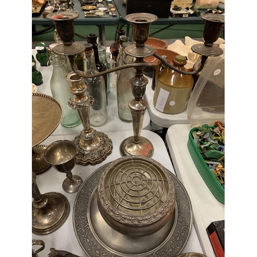 156 - AN ASSORTMENT OF VINTAGE METAL WARE TO INCLUDE A SELECTION OF SILVER PLATE FLATWARE AND VARIOUS CAND... 